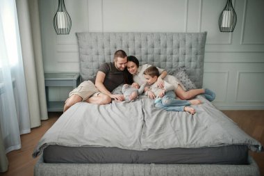 yatakta yatarken aile