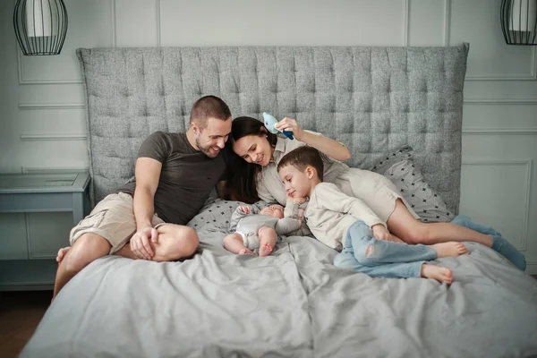 Сім'я лежить на ліжку — стокове фото