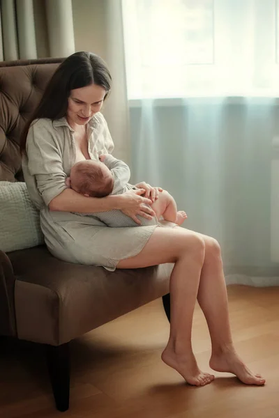 Мама з новонародженою дитиною — стокове фото