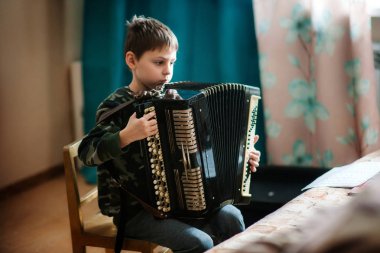 akordeon ile küçük çocuk
