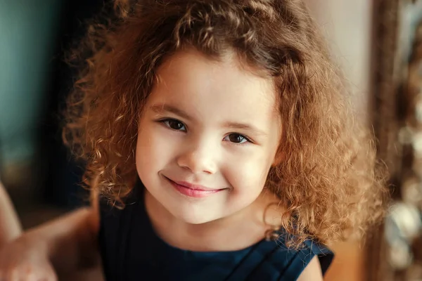 Retrato de menina de cabelos compridos — Fotografia de Stock