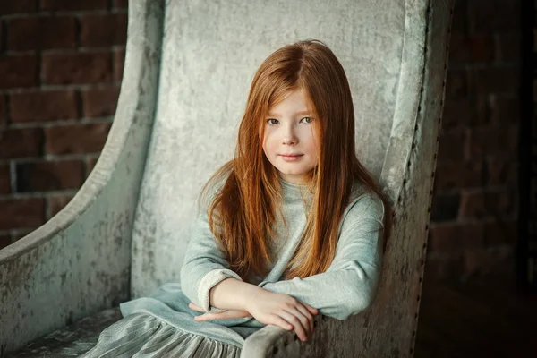 Retrato de uma menina ruiva — Fotografia de Stock