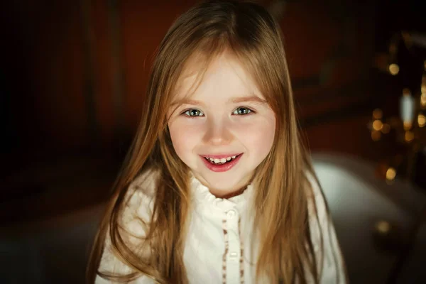 Retrato de bela menina sorridente — Fotografia de Stock