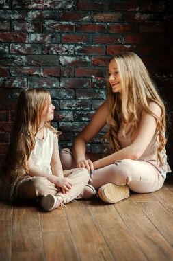 şirin kızlar katta oturan