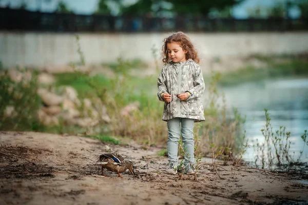 Dívka stojící na břehu jezera — Stock fotografie