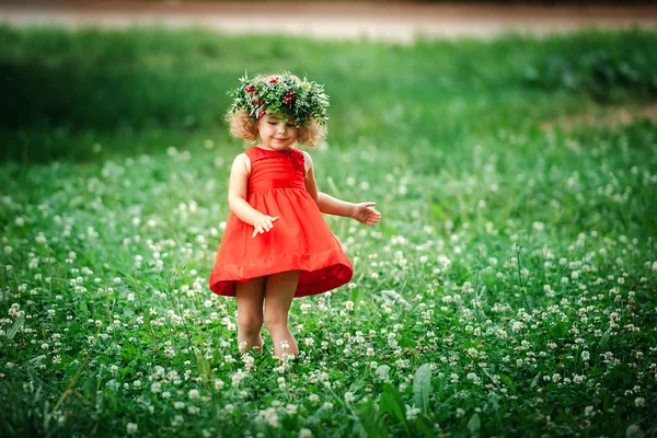 Meisje in bloem krans wandelen buiten — Stockfoto