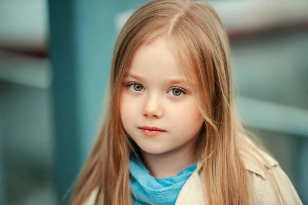 Jovem menina de pé ao ar livre — Fotografia de Stock