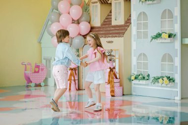 Küçük erkek ve kız şık Studio'da poz