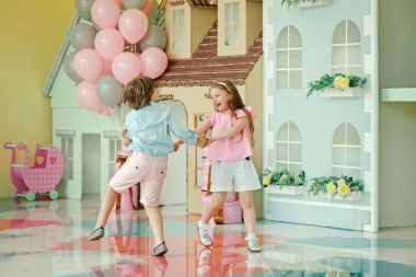 Küçük bir çocuk ve şık studio oynayan kız