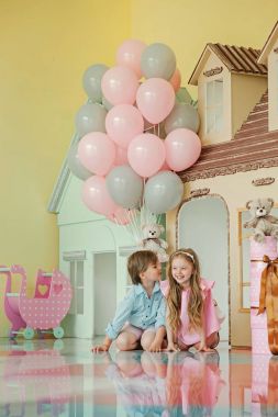 Küçük erkek ve kız şık Studio'da poz