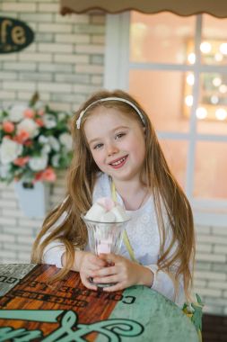 Hatmi ile küçük kız