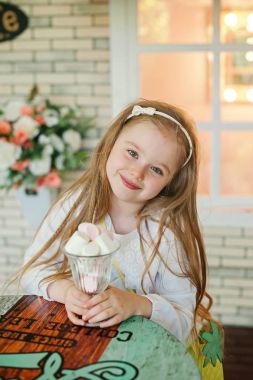 Hatmi ile küçük kız