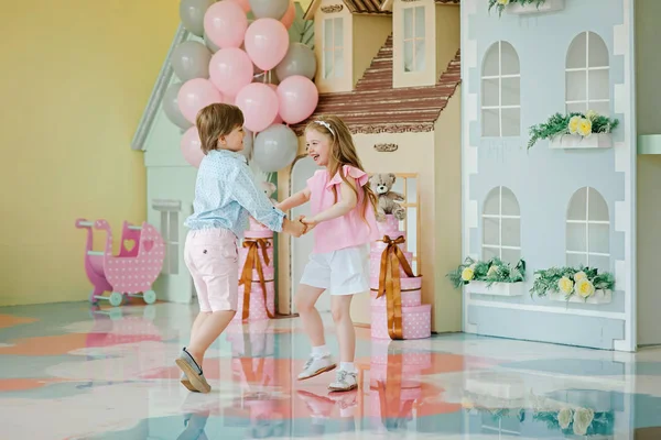 Küçük erkek ve kız şık Studio'da poz