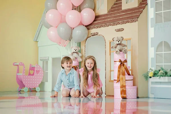 Küçük erkek ve kız şık Studio'da poz