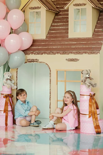 Küçük erkek ve kız şık Studio'da poz