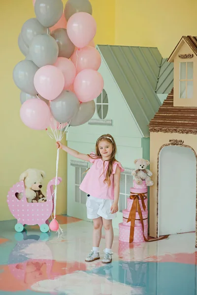 Balonlu küçük kız 