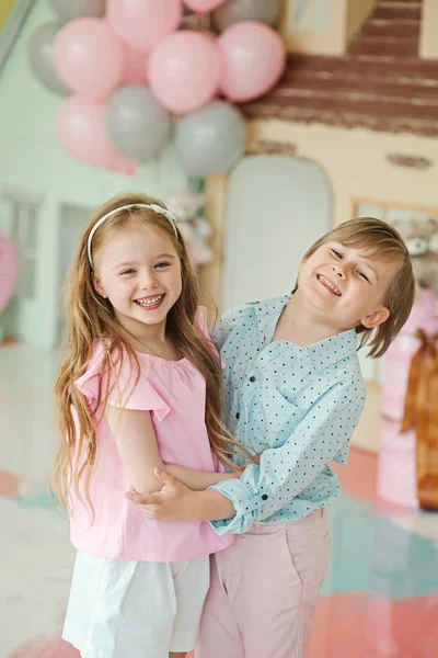 küçük erkek ve kız balonlar ile 