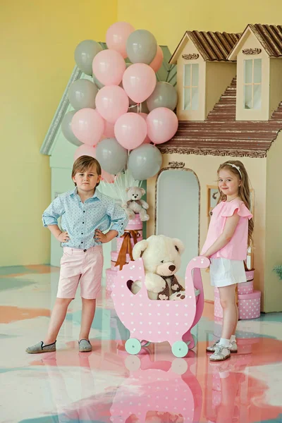 küçük erkek ve kız balonlar ile 