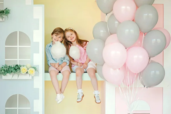 Petit garçon et fille avec des ballons — Photo