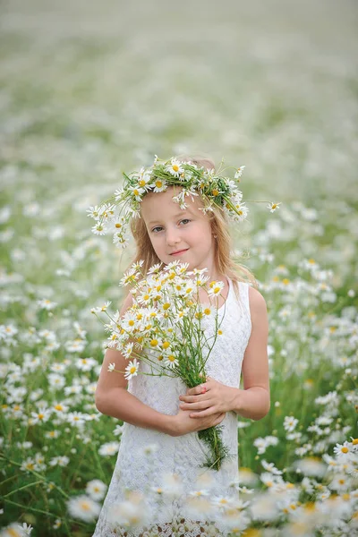 Ragazza in corona di fiori nel campo margherite — Foto Stock