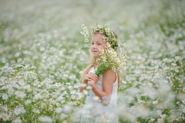 Niña en corona de flores en el campo de margaritas — Foto de Stock