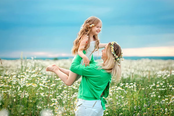 Kleines Mädchen und ihre Mutter — Stockfoto