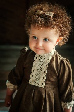 kısa kıvırcık saçlı küçük kız