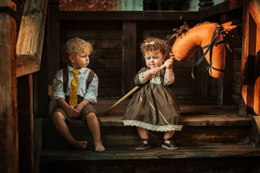 küçük kız ve erkek oyuncakla oynamak 