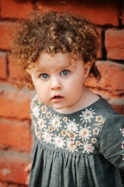 kıvırcık saçlı sevimli küçük kız