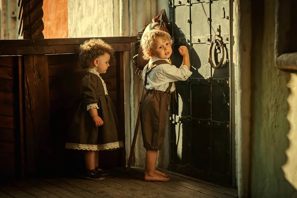 küçük kız ve erkek kapının yanında duran
