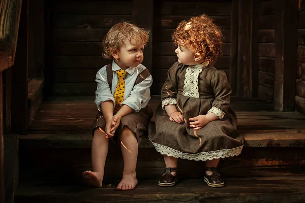 Küçük kız ve erkek merdivenlerde oturan — Stok fotoğraf