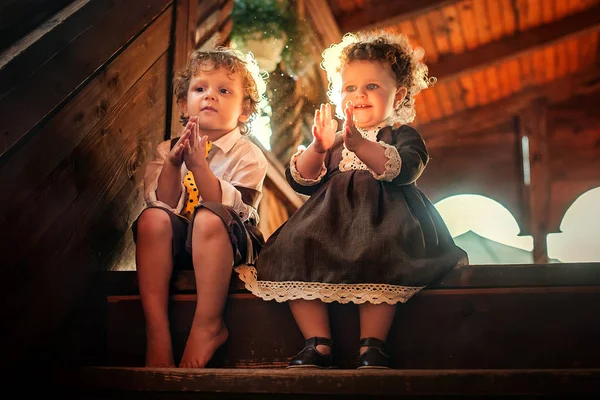 Malou holčičku a chlapce hrát sluneční světlo — Stock fotografie