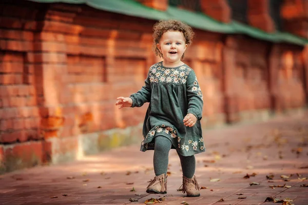 Маленькая девочка бежит на улице — стоковое фото
