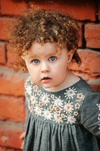 kıvırcık saçlı sevimli küçük kız