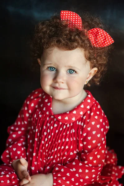 Маленькая девочка с лентой в волосах — стоковое фото