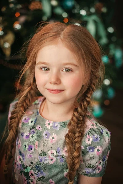 Retrato Menina Bonita Pequena Com Cabelo Gengibre — Fotografia de Stock