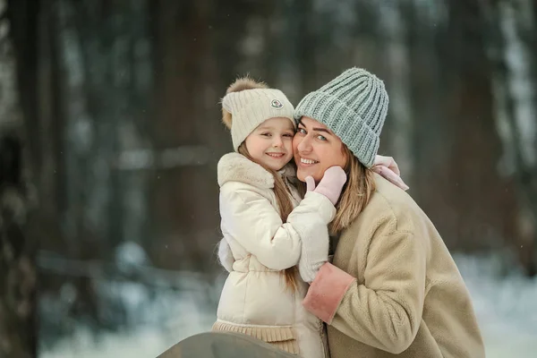 Mutter Und Tochter Posieren Winterwald — Stockfoto