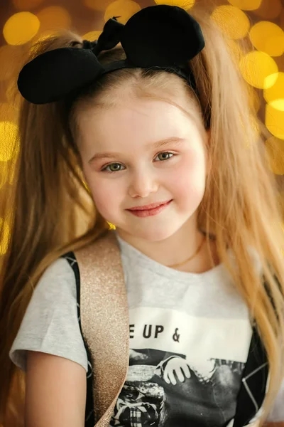 Pequena Menina Bonita Com Minnie Mouse Orelhas Sorrindo Antes Bokeh — Fotografia de Stock