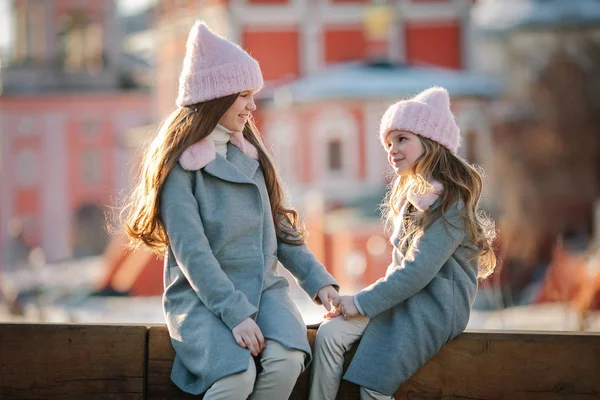 Duas Irmãs Adoráveis Dando Mãos Posando Rua Cidade — Fotografia de Stock