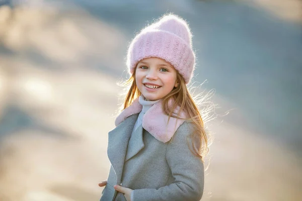 분홍색 모자에서 귀여운 여자의 초상화 — 스톡 사진