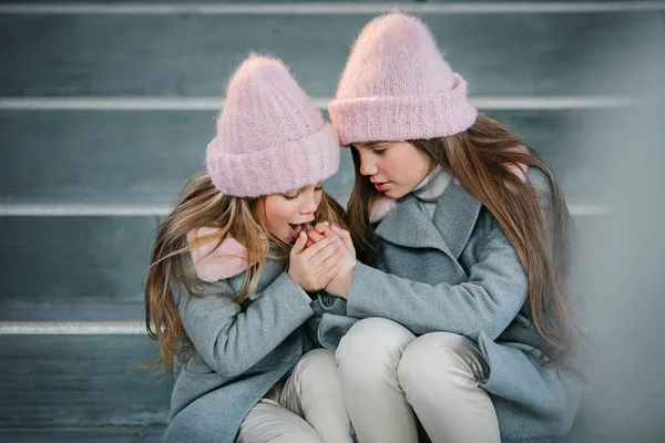 Duas Irmãs Adoráveis Abraçando Sentado Escadas Concreto Livre — Fotografia de Stock