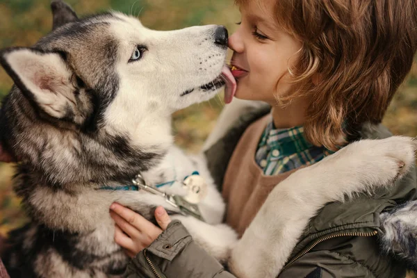 Kleine Jongen Met Krullend Haar Knuffelen Siberische Husky Hond — Stockfoto