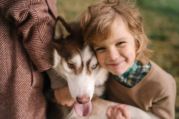 Malý Chlapec Kudrnaté Vlasy Objímání Sibiřský Husky Pes — Stock fotografie