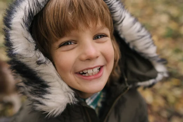 Портрет Милого Мальчика Осеннем Парке — стоковое фото