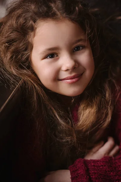 Retrato Una Niña Sonriente Jersey Rojo — Foto de Stock