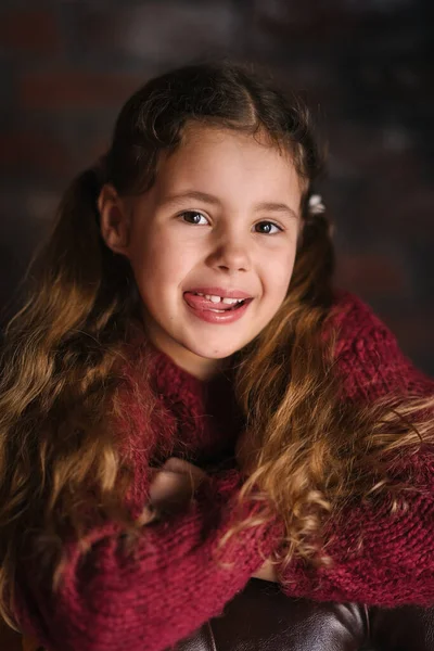 Retrato Una Niña Sonriente Jersey Rojo — Foto de Stock