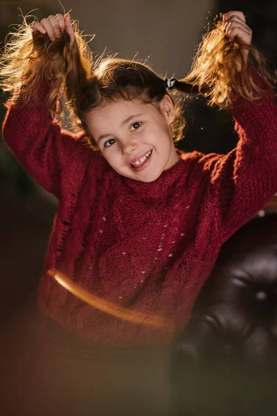 Retrato Uma Menina Sorridente Camisola Vermelha — Fotografia de Stock