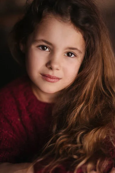 Retrato Una Niña Sonriente Jersey Rojo — Foto de Stock