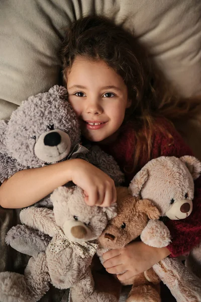Retrato Uma Menina Sorridente Com Brinquedos Ursinho Pelúcia — Fotografia de Stock