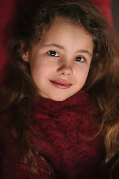 Porträt Eines Lächelnden Kleinen Mädchens Roten Pullover — Stockfoto